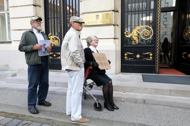 Ogorčeni građani dočekali zastupnike: 'Nemamo vremena godinu dana. Iz stana u stan se selimo!'