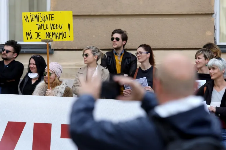 Ogorčeni građani dočekali zastupnike: 'Nemamo vremena godinu dana. Iz stana u stan se selimo!'