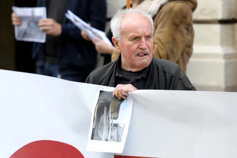 Ogorčeni građani dočekali zastupnike: 'Nemamo vremena godinu dana. Iz stana u stan se selimo!'