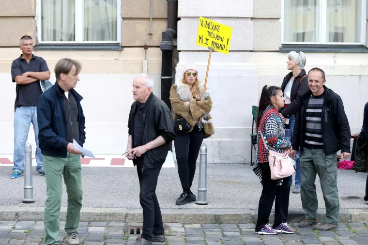 Ogorčeni građani dočekali zastupnike: 'Nemamo vremena godinu dana. Iz stana u stan se selimo!'