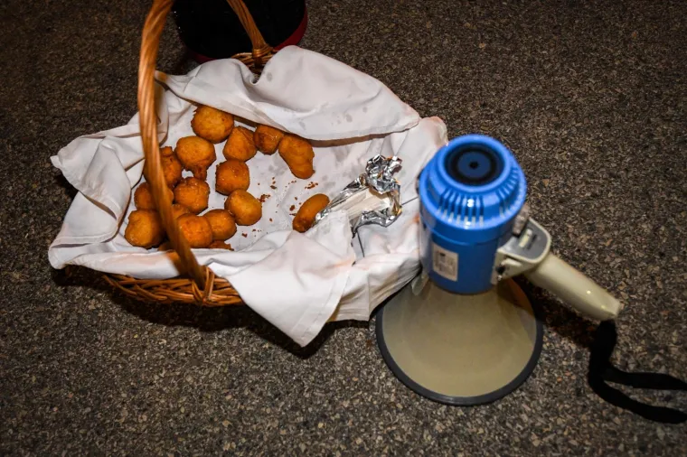 Zagrebačka oporba prenoćila ispred Sabora: Izbori važniji od ljudi bez krova, djece bez vrtića i bolesnika bez bolnica!