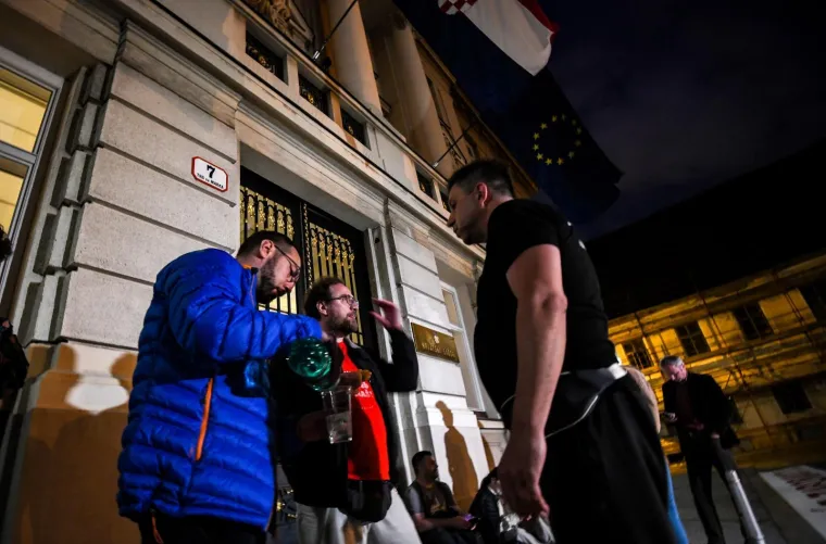 Zagrebačka oporba prenoćila ispred Sabora: Izbori važniji od ljudi bez krova, djece bez vrtića i bolesnika bez bolnica!