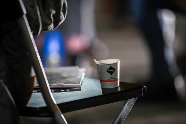 Zagrebačka oporba prenoćila ispred Sabora: Izbori važniji od ljudi bez krova, djece bez vrtića i bolesnika bez bolnica!