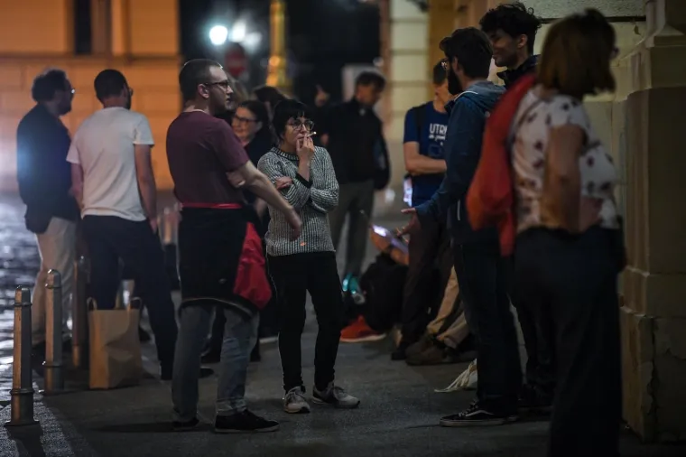 Zagrebačka oporba prenoćila ispred Sabora: Izbori važniji od ljudi bez krova, djece bez vrtića i bolesnika bez bolnica!