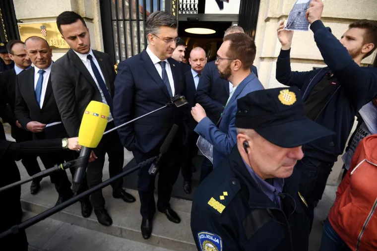 Plenkovića su ipak dočekali i izviždali prosvjednici: 'Za&scaron;to bježite? Bandić i HDZ, dosta je trgovine!'