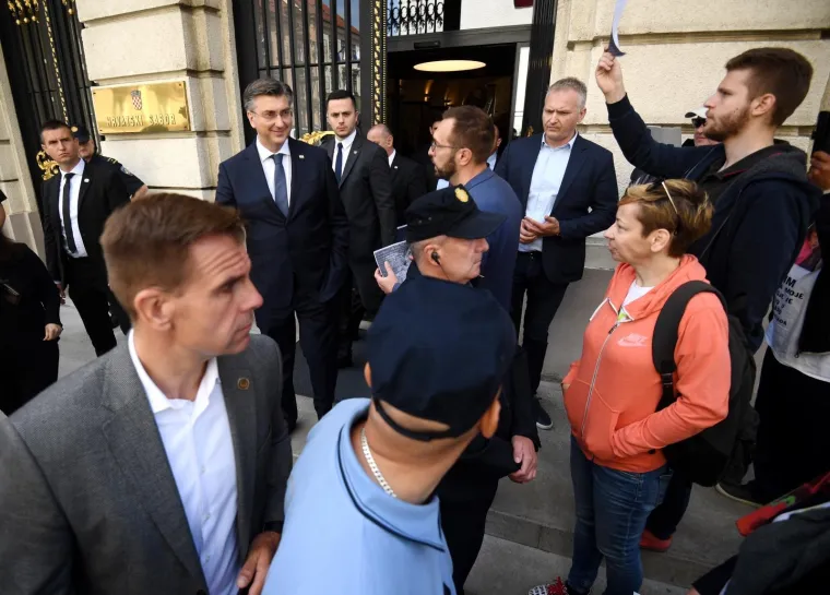 Plenkovića su ipak dočekali i izviždali prosvjednici: 'Za&scaron;to bježite? Bandić i HDZ, dosta je trgovine!'