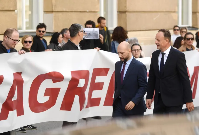 Plenkovića su ipak dočekali i izviždali prosvjednici: 'Za&scaron;to bježite? Bandić i HDZ, dosta je trgovine!'