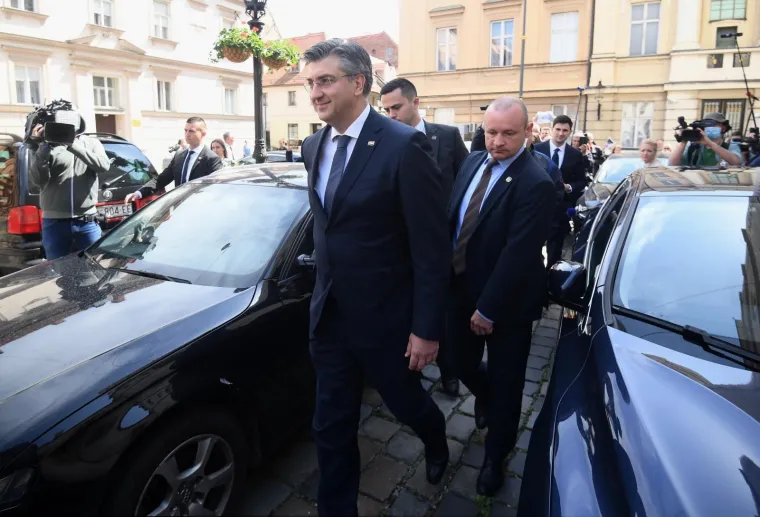 Plenkovića su ipak dočekali i izviždali prosvjednici: 'Za&scaron;to bježite? Bandić i HDZ, dosta je trgovine!'