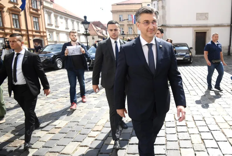 Plenkovića su ipak dočekali i izviždali prosvjednici: 'Za&scaron;to bježite? Bandić i HDZ, dosta je trgovine!'