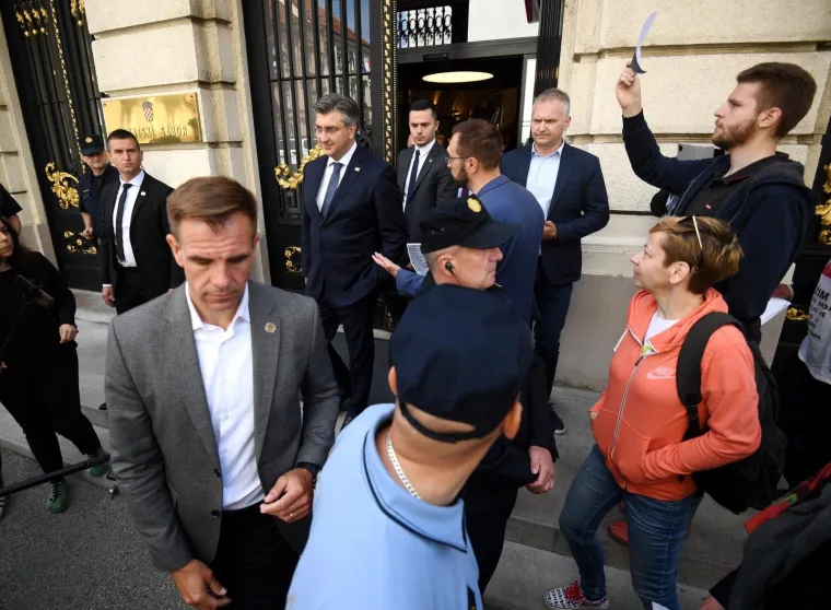 Plenkovića su ipak dočekali i izviždali prosvjednici: 'Za&scaron;to bježite? Bandić i HDZ, dosta je trgovine!'