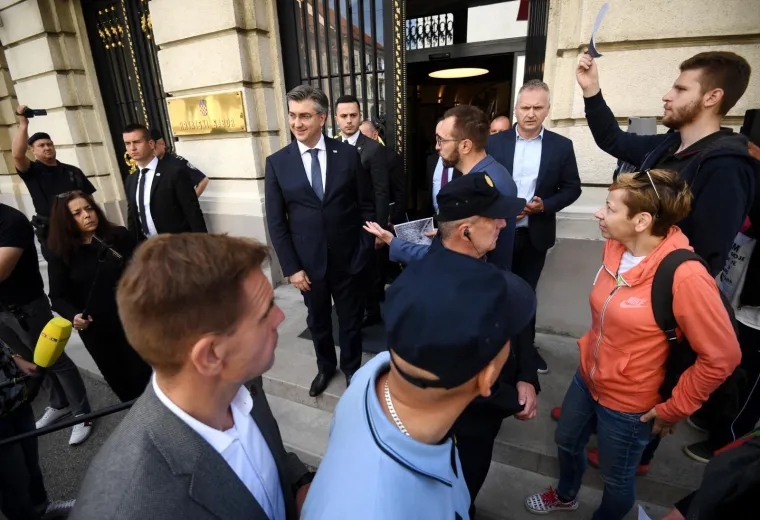 Plenkovića su ipak dočekali i izviždali prosvjednici: 'Za&scaron;to bježite? Bandić i HDZ, dosta je trgovine!'