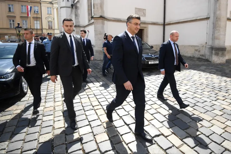 Plenkovića su ipak dočekali i izviždali prosvjednici: 'Za&scaron;to bježite? Bandić i HDZ, dosta je trgovine!'