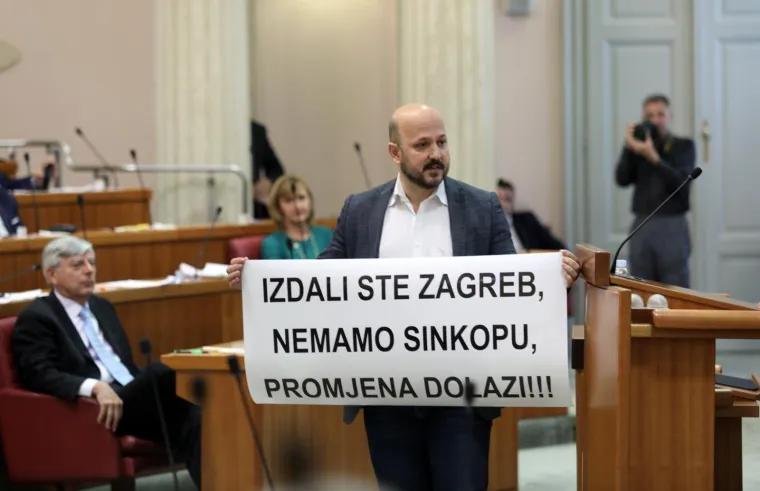 Cirkus u Saboru! Maras poklonio Jandrokoviću alpinističku kacigu: 'Maknite se, nekulturni ste!'