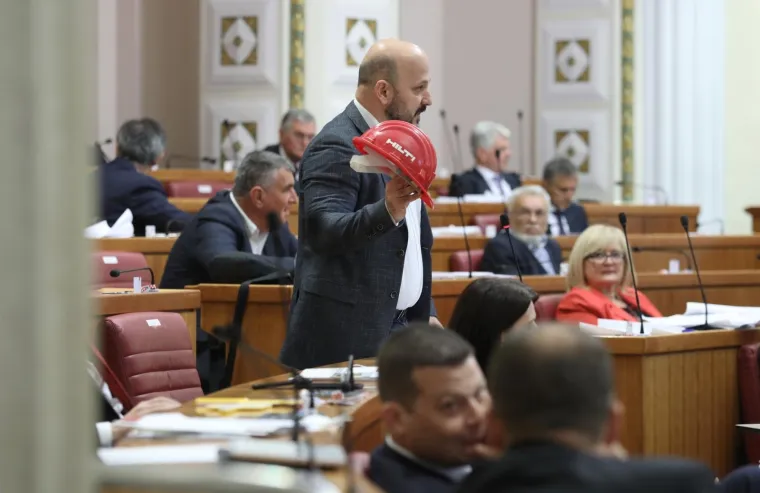 Cirkus u Saboru! Maras poklonio Jandrokoviću alpinističku kacigu: 'Maknite se, nekulturni ste!'