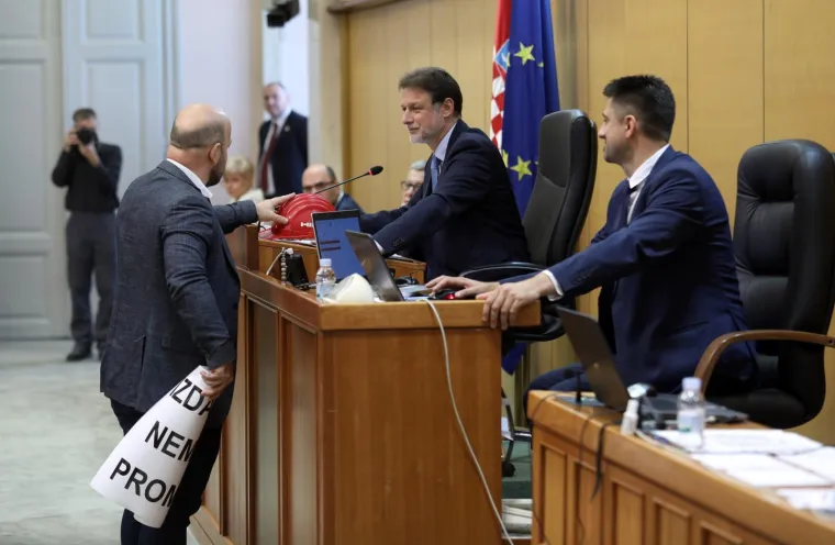 Cirkus u Saboru! Maras poklonio Jandrokoviću alpinističku kacigu: 'Maknite se, nekulturni ste!'