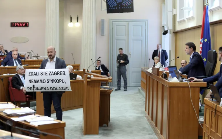 Cirkus u Saboru! Maras poklonio Jandrokoviću alpinističku kacigu: 'Maknite se, nekulturni ste!'