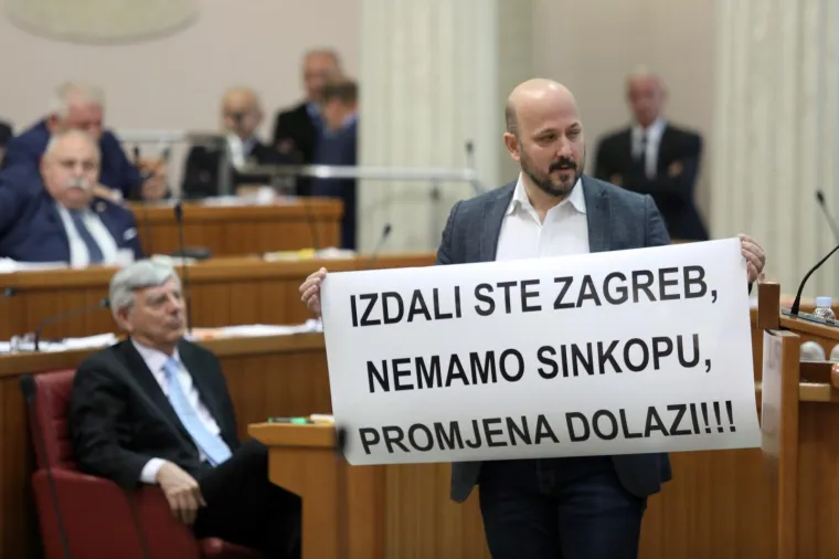 Cirkus u Saboru! Maras poklonio Jandrokoviću alpinističku kacigu: 'Maknite se, nekulturni ste!'