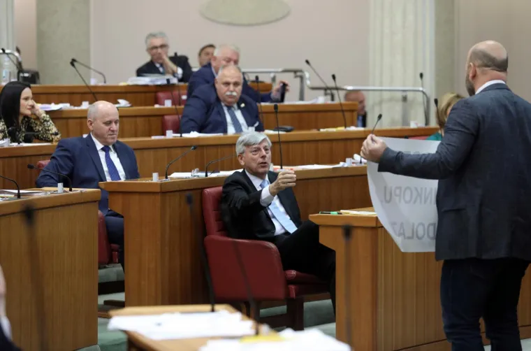 Cirkus u Saboru! Maras poklonio Jandrokoviću alpinističku kacigu: 'Maknite se, nekulturni ste!'