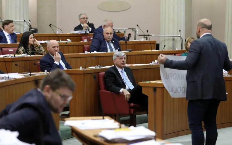 Cirkus u Saboru! Maras poklonio Jandrokoviću alpinističku kacigu: 'Maknite se, nekulturni ste!'