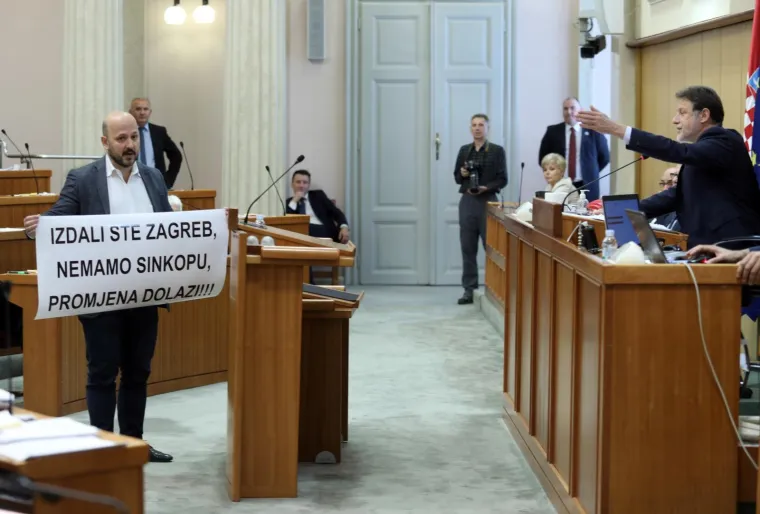 Cirkus u Saboru! Maras poklonio Jandrokoviću alpinističku kacigu: 'Maknite se, nekulturni ste!'