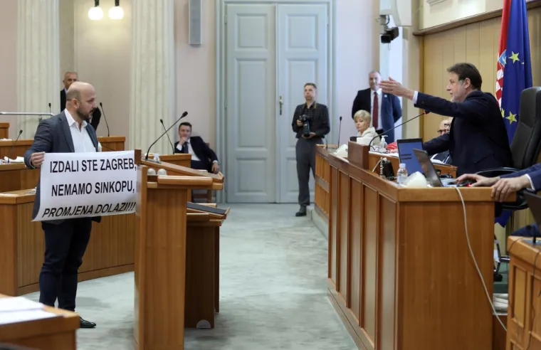 Cirkus u Saboru! Maras poklonio Jandrokoviću alpinističku kacigu: 'Maknite se, nekulturni ste!'