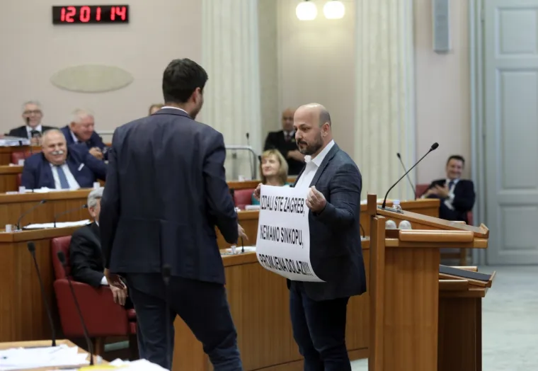 Cirkus u Saboru! Maras poklonio Jandrokoviću alpinističku kacigu: 'Maknite se, nekulturni ste!'