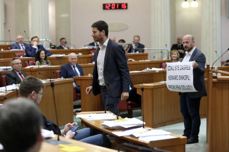 Cirkus u Saboru! Maras poklonio Jandrokoviću alpinističku kacigu: 'Maknite se, nekulturni ste!'