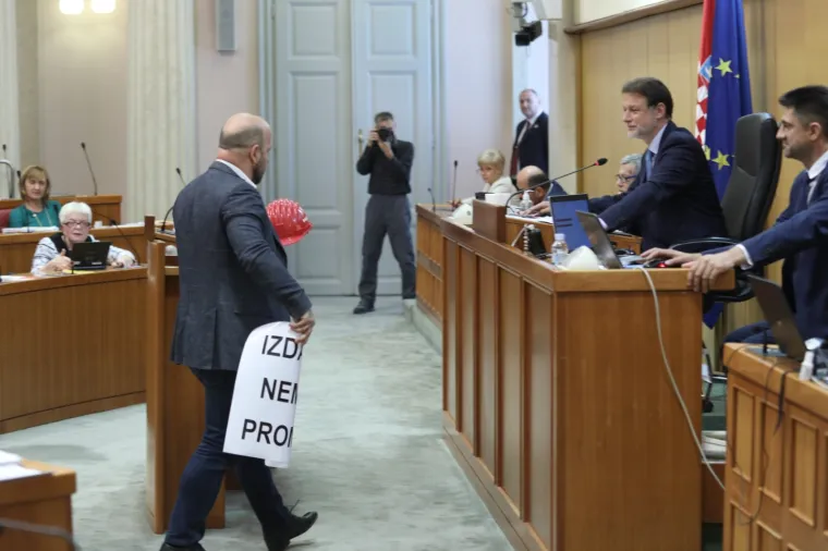 Cirkus u Saboru! Maras poklonio Jandrokoviću alpinističku kacigu: 'Maknite se, nekulturni ste!'