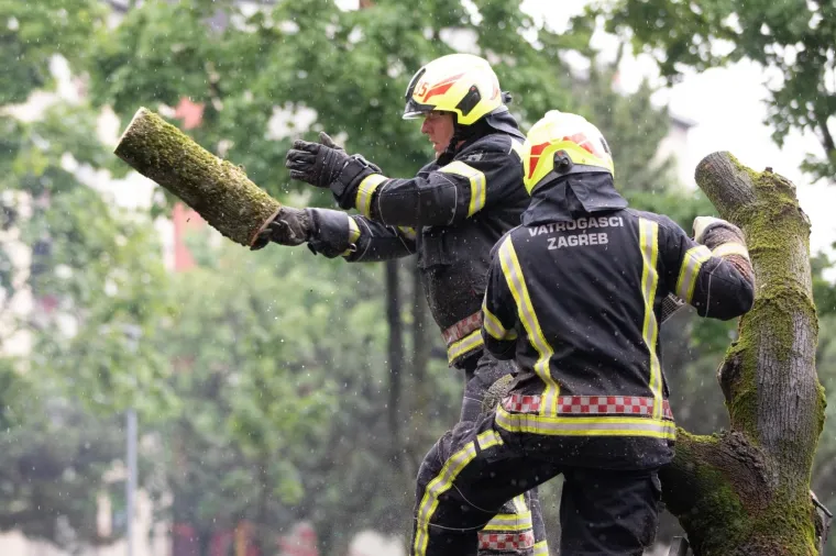 Vatrogasci imaju pune ruke posla: Nevrijeme sru&scaron;ilo stablo na parkirane aute u Zagrebu