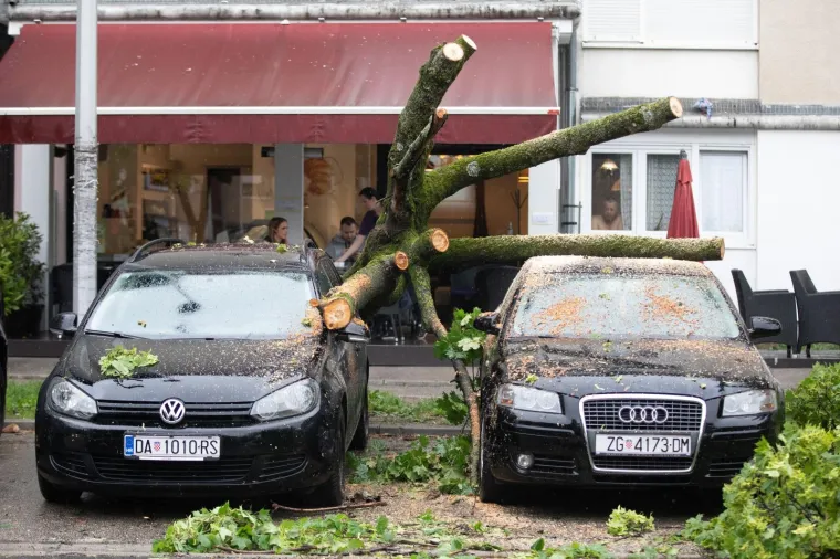 Vatrogasci imaju pune ruke posla: Nevrijeme sru&scaron;ilo stablo na parkirane aute u Zagrebu