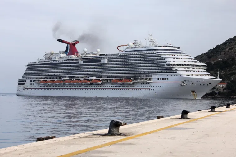 Jutros je u grušku luku u Dubrovniku uplovio kruzer Carnival Magic s kojim je stiglo ukupno 790 pomoraca, članova posade ove kompanije koji će se organizirano uputiti svojim kućama. 
Među njima je šest Hrvata. Kruzer će u luci ostati dva dana tijekom kojih će pomorce organizirano prevoziti do graničnih prijelaza ili do zračne luke. 
Brod je zbog pandemije koronavirusa mjesecima plovio bez mogućnosti iskrcaja.