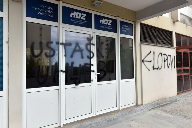 Gradske prostorije Hrvatske demokratske zajednice u &Scaron;ibeniku nepoznati počinitelji i&scaron;arali su grafitima "Usta&scaron;ki uhljebi" i "lopovi".