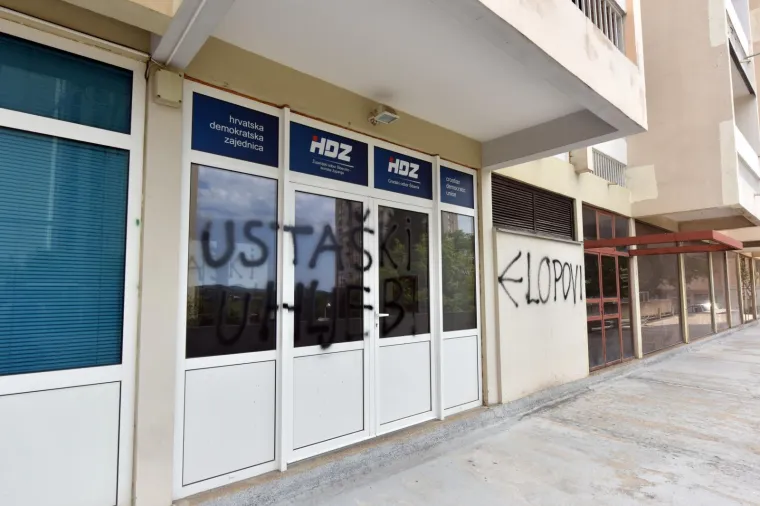 'USTA&Scaron;KI UHLJEBI, LOPOVI': HDZ-ovce &scaron;okirali grafiti na ulazu u prostorije stranke u &Scaron;ibeniku