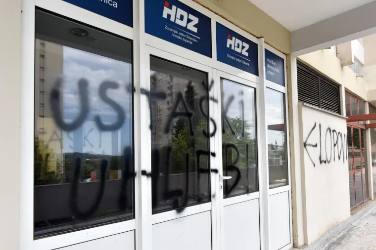 'USTA&Scaron;KI UHLJEBI, LOPOVI': HDZ-ovce &scaron;okirali grafiti na ulazu u prostorije stranke u &Scaron;ibeniku