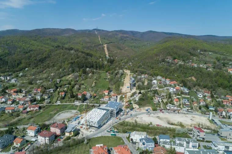 Pogled iz zraka na gradili&scaron;te sljemenske žičare: Hoće li biti 'na vrijeme' gotova?