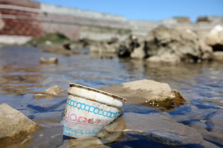 Kolinda, zovu te: Biciklist u moru na&scaron;ao ča&scaron;icu jogurta iz Jugoslavije