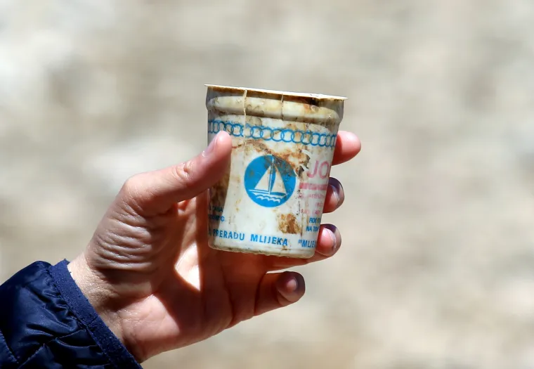 Kolinda, zovu te: Biciklist u moru na&scaron;ao ča&scaron;icu jogurta iz Jugoslavije