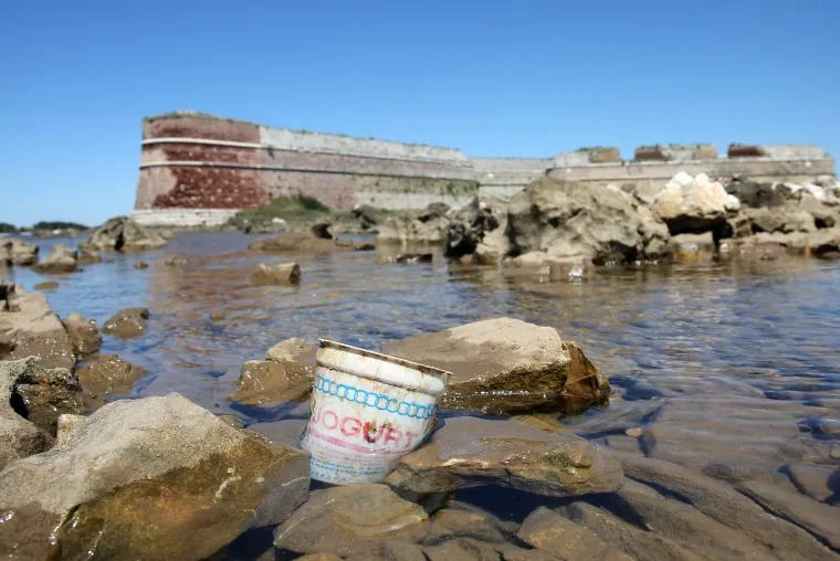 Kolinda, zovu te: Biciklist u moru na&scaron;ao ča&scaron;icu jogurta iz Jugoslavije