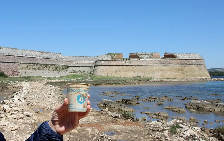 Kolinda, zovu te: Biciklist u moru na&scaron;ao ča&scaron;icu jogurta iz Jugoslavije