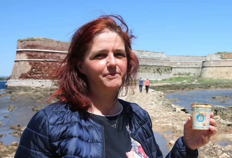 Kolinda, zovu te: Biciklist u moru na&scaron;ao ča&scaron;icu jogurta iz Jugoslavije