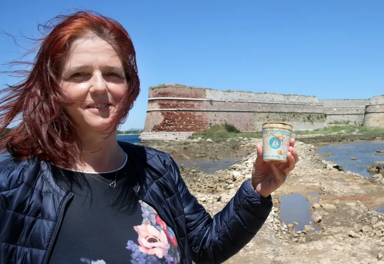 Kolinda, zovu te: Biciklist u moru na&scaron;ao ča&scaron;icu jogurta iz Jugoslavije