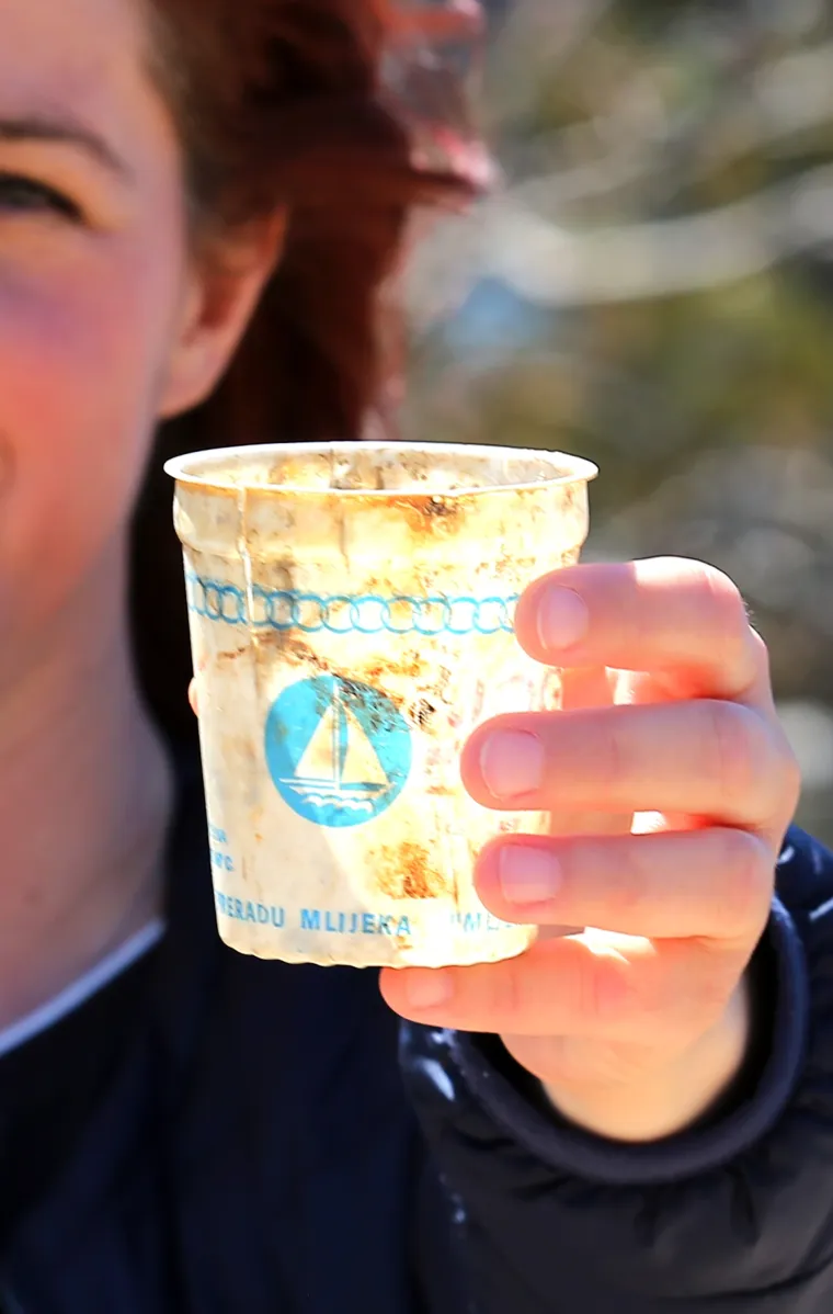 Kolinda, zovu te: Biciklist u moru na&scaron;ao ča&scaron;icu jogurta iz Jugoslavije