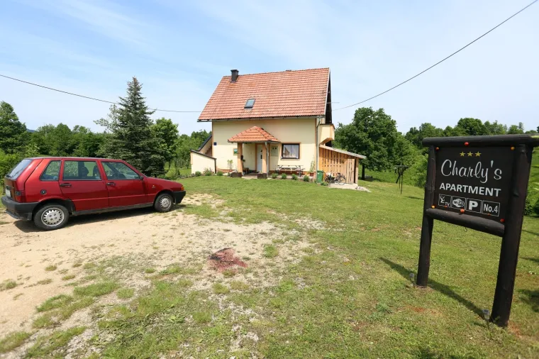 Ovo je dvori&scaron;te u kojem se dogodilo krvavo ubojstvo: Brata sumnjiče da je ubio godinu dana stariju sestru