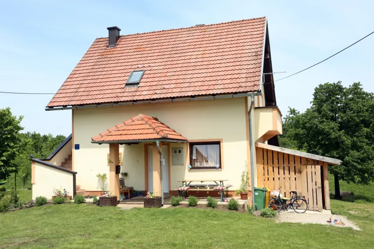 Ovo je dvori&scaron;te u kojem se dogodilo krvavo ubojstvo: Brata sumnjiče da je ubio godinu dana stariju sestru