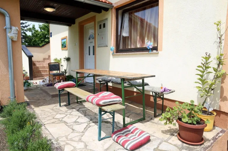 Ovo je dvori&scaron;te u kojem se dogodilo krvavo ubojstvo: Brata sumnjiče da je ubio godinu dana stariju sestru