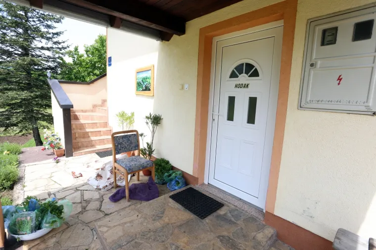 Ovo je dvori&scaron;te u kojem se dogodilo krvavo ubojstvo: Brata sumnjiče da je ubio godinu dana stariju sestru