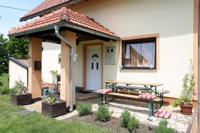 Ovo je dvori&scaron;te u kojem se dogodilo krvavo ubojstvo: Brata sumnjiče da je ubio godinu dana stariju sestru