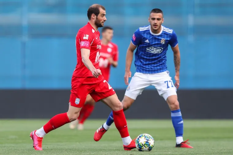 Nogometaši Dinama i Osijeka odigrali su u Zagrebu na maksimirskom stadionu pripremnu utakmicu u kojoj je domaćin slavio sa 2-1 (1-0).  Bila je to prva utakmica jednoj i drugoj momčadi nakon dva i pol mjeseca stanke, ujedno i prvi dvoboj u kojem je prvu momčad Dinama vodio Igor Jovičević.