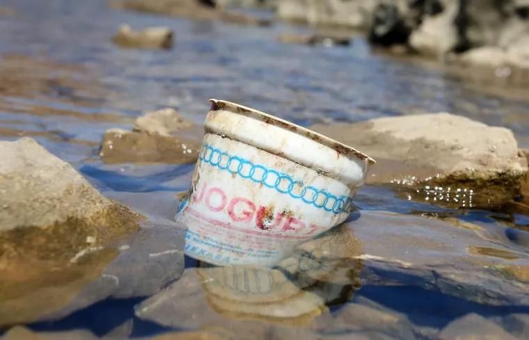 Jedan biciklist nedavno je u kanalu sv. Ante kod Šibenika, točnije u plićaku u blizini tvrđave sv. Nikole pronašao 30-ak godina staru čašicu jogurta iz bivše države. Dokaz je nerazgradljivosti plastike koja zagađuje naše more i okoliš.