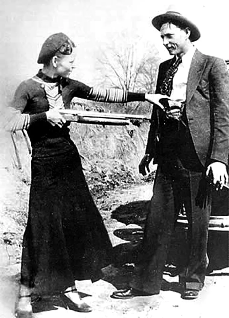 Bonnie Elizabeth Parker (1. listopada 1910. - 23. svibnja 1934.) i Clyde Chestnut Barrow (24. ožujka 1909. - 23. svibnja 1934.) bili su američki kriminalni par koji je putovao središnjim Sjedinjenim Državama sa svojom bandom tijekom Velike depresije.